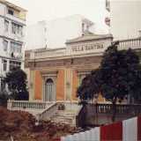 Sull�attuale corso Benedetto Croce, di fronte alla Chiesa Russa, faceva sfoggio di s� la graziosa Villa Santina, �uccisa� in epoca pi� recente: nel 1995. L�immobile, un tempo coperto da verdeggianti arbusti, si alzava dal livello stradale soltanto di un piano, raggiungibile attraverso una piccola scalinata che portava a un ballatoio delimitato da tante colonnine in pietra (foto di Mariano Argentieri)